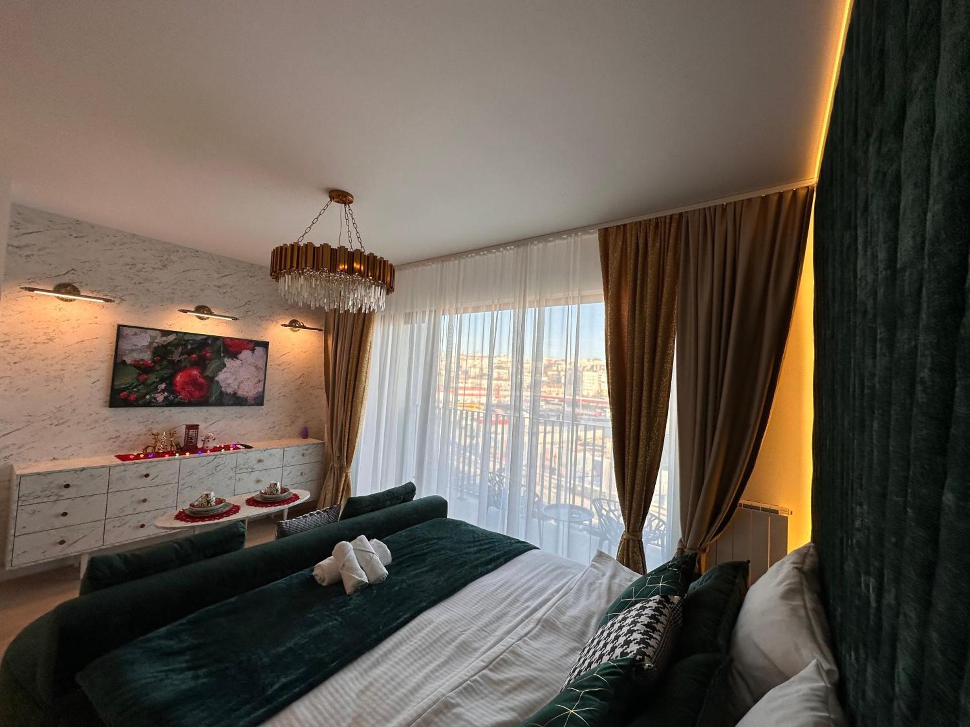 Beldorado - Waterfront Luxury Amber